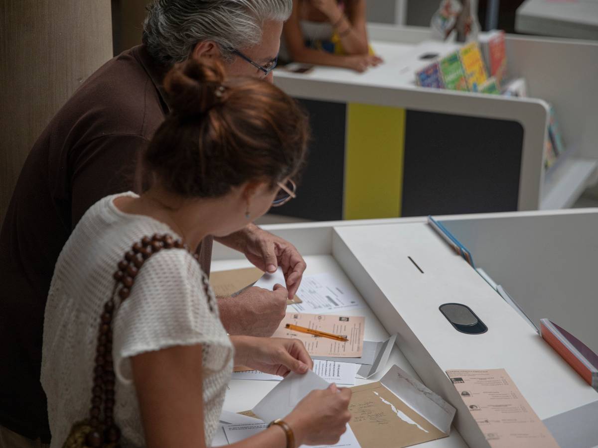 Correos solicita a la Junta Electoral Central una extensión del plazo para depositar el voto por correo