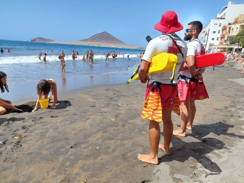 Cruz Roja rescata a 114 bañistas y realiza 2.850 asistencias sanitarias en las playas valencianas en lo que va de verano