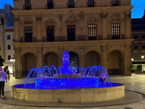 La fuente de la plaza Mayor de Castellón iluminada de azul por el ‘Día Europeo de las Víctimas de los Crímenes de Odio’