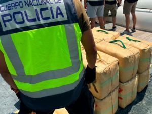 Incautados casi 5.000 kilos de hachís en plena descarga en el Puerto de Santa Pola (Alicante) – VÍDEO