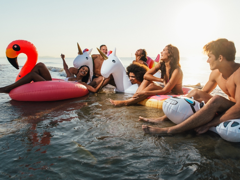 Alerta desde la OCU sobre el peligro de usar figuras hinchables y colchonetas en playas y piscinas