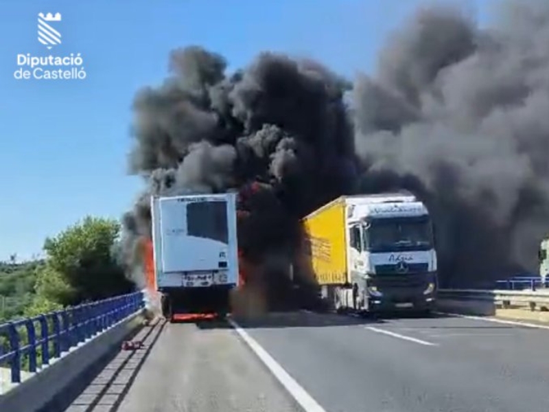 Las llamas de un camión en la AP-7 provocan un incendio de vegetación en Alcalà de Xivert – Castellón