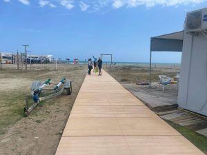 Losas prefabricadas de hormigón y un vestuario adaptado mejoran la playa de Benafelí de Almassora (Castellón)