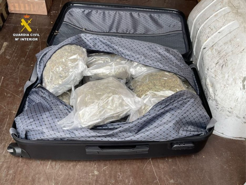 Interceptado envío por empresa de transporte de una maleta llena de marihuana al extranjero