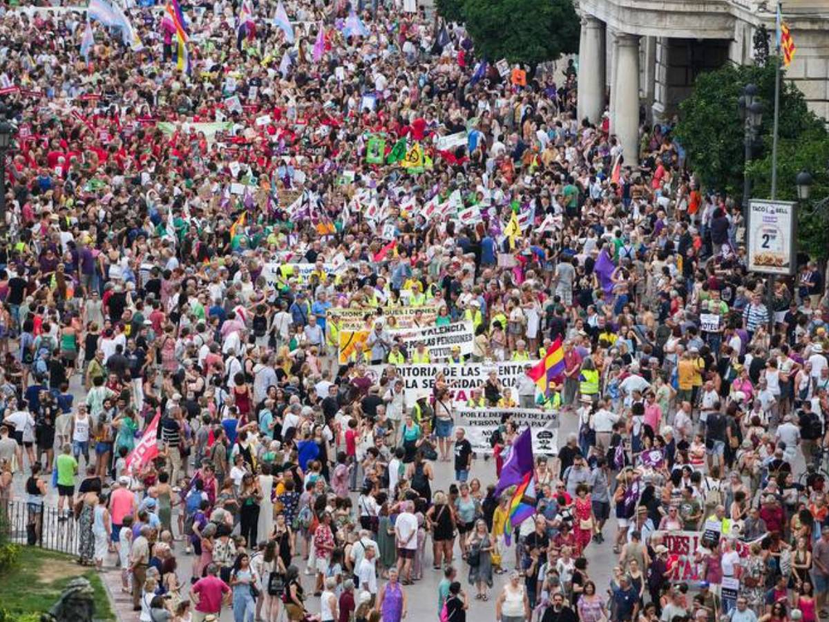 Miles de personas se concentran en Valencia contra la censura y los recortes en derechos sociales