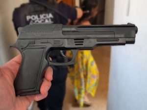 Una mujer semidesnuda con una pistola simulada siembra el pánico en Elche – Alicante