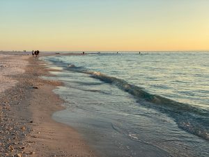 Un vecino de La Llosa fallece ahogado al intentar salvar a tres niñas en la playa de Xilxes, Castellón