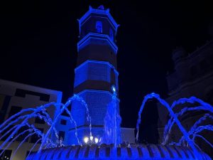 Iluminación especial en Castellón: El Fadrí y la fuente de la plaza Mayor se tiñen de azul por Sant Pere y el Grao