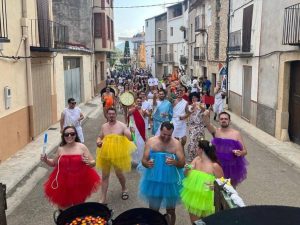 El ‘Tombet de Bou’ y el desfile de carrozas llenan las calles de Tírig de buen ambiente en honor a Sant Jaume 2023