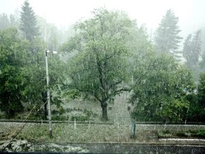 El fuerte episodio de tormentas deja 50,8 l//m2 en Almenara y tres heridos leves por granizo en València