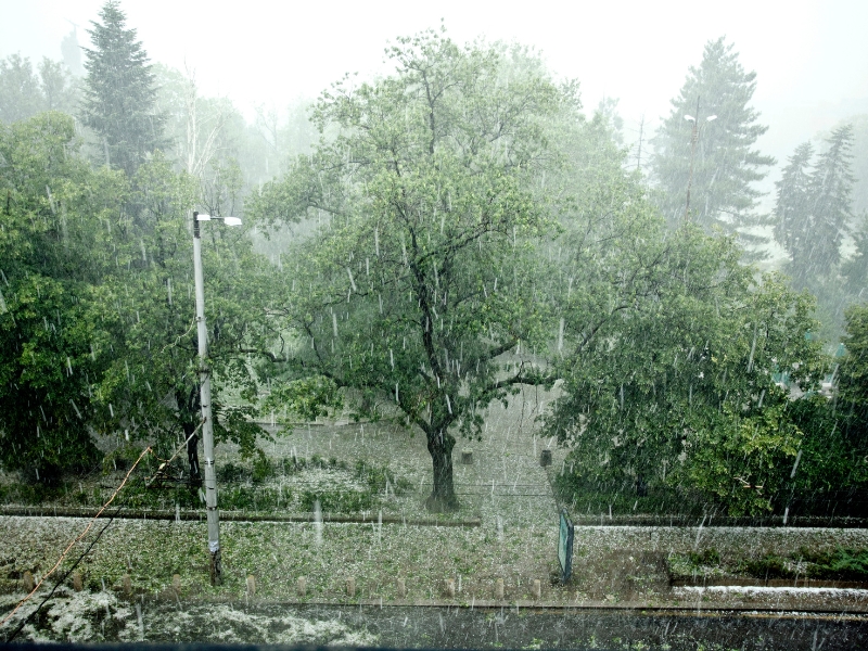 El fuerte episodio de tormentas deja 50,8 l//m2 en Almenara y tres heridos leves por granizo en València