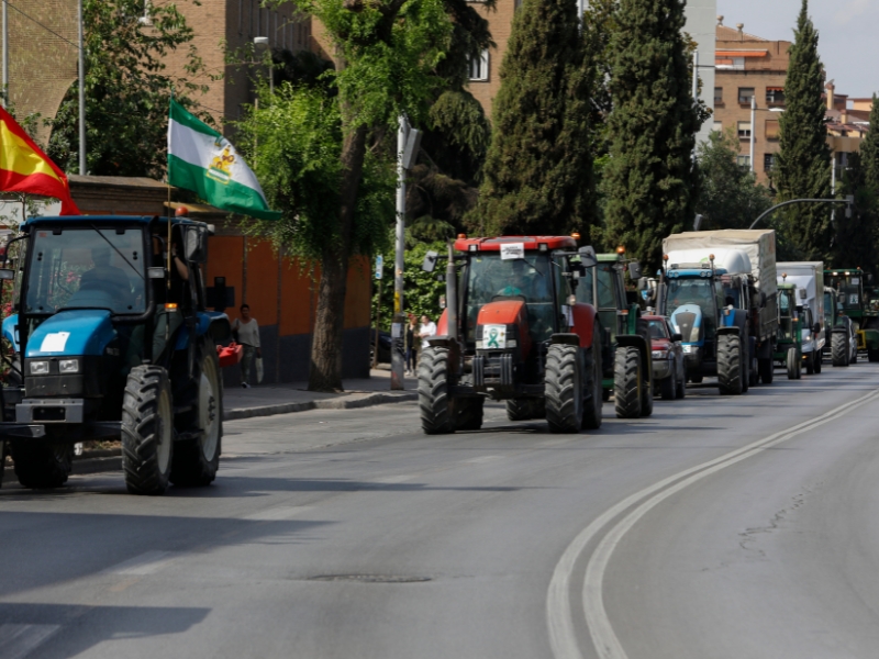 Tractores de distintas comunidades autónomas se suman a la ‘tractorada’ convocada por Unión de Uniones en Madrid