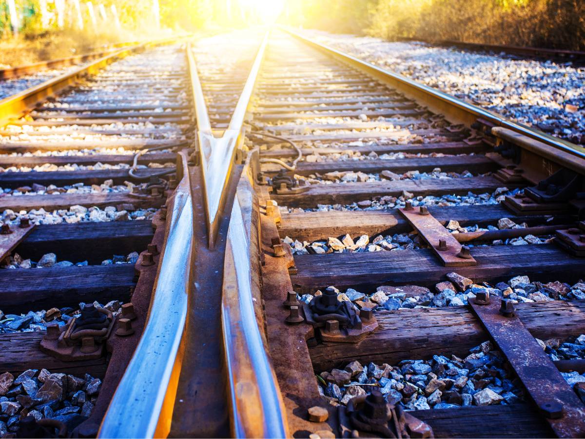 Un incendio de vegetación entre Peñíscola y Càlig obliga a parar la circulación de trenes