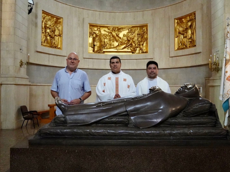 El rector de Torrehermosa, mosén Luis Gerardo Martínez, visita San Pascual en Vila-real (Castellón)