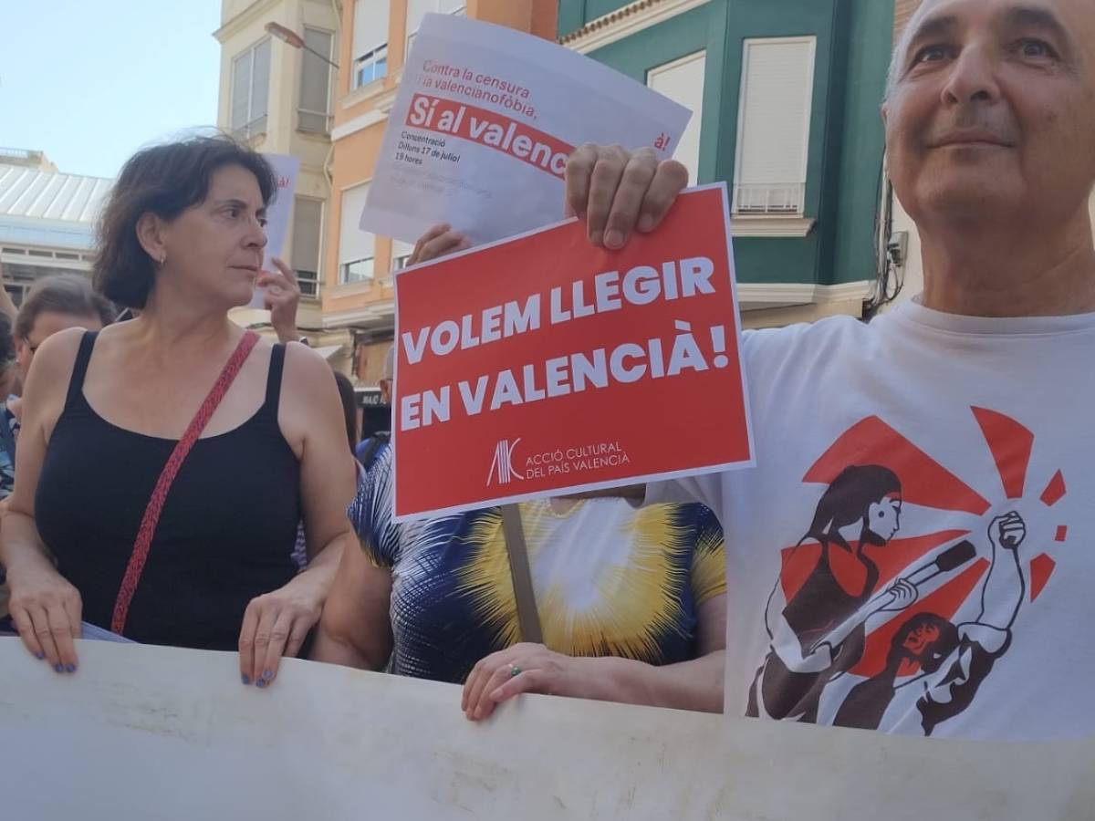 Cientos de personas protestan contra «la censura y valencianofobia» en Burriana – Castellón