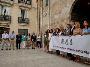 Concentración de Les corts contra la violencia machista con los diputados de Vox fuera de la pancarta