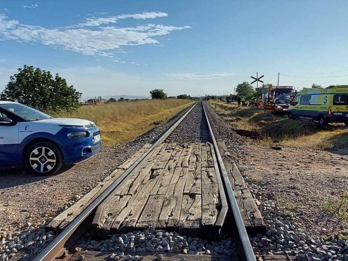 Fallece una bebé tras arrollar un tren a un turismo en Calera y Chozas (Toledo)