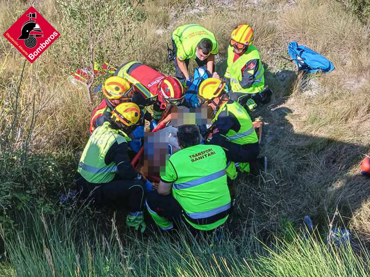 Grave accidente de motorista al caer por un terraplén en la CV-700 entre Benimarfull y Muro – Alicante