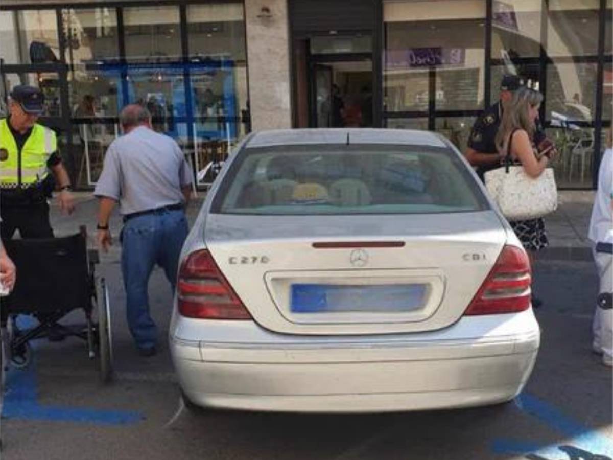 Mujer herida en Orihuela al estrellarse un coche en la terraza de una confitería