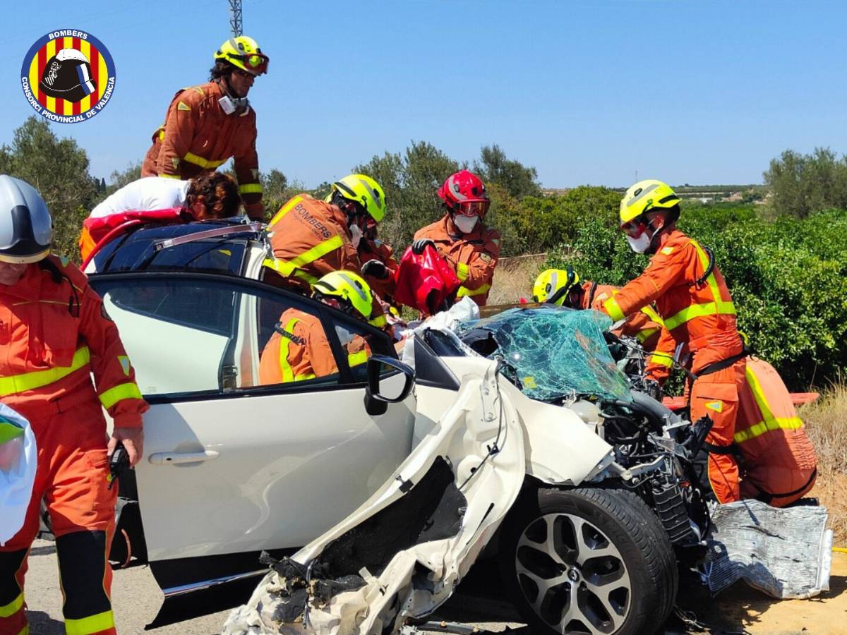 VÍDEO: Tres heridos en choque frontal con una grúa en la CV-415 en Picassent