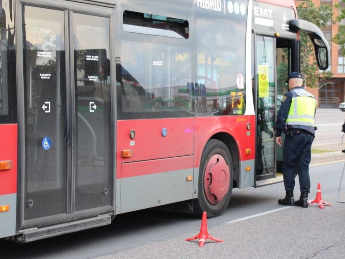 Tira por la puerta al conductor de un autobús en Valencia