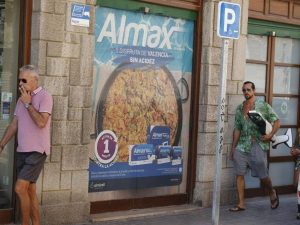 La hostelería valenciana pide la retirada de la campaña de Almax con la imagen de la paella