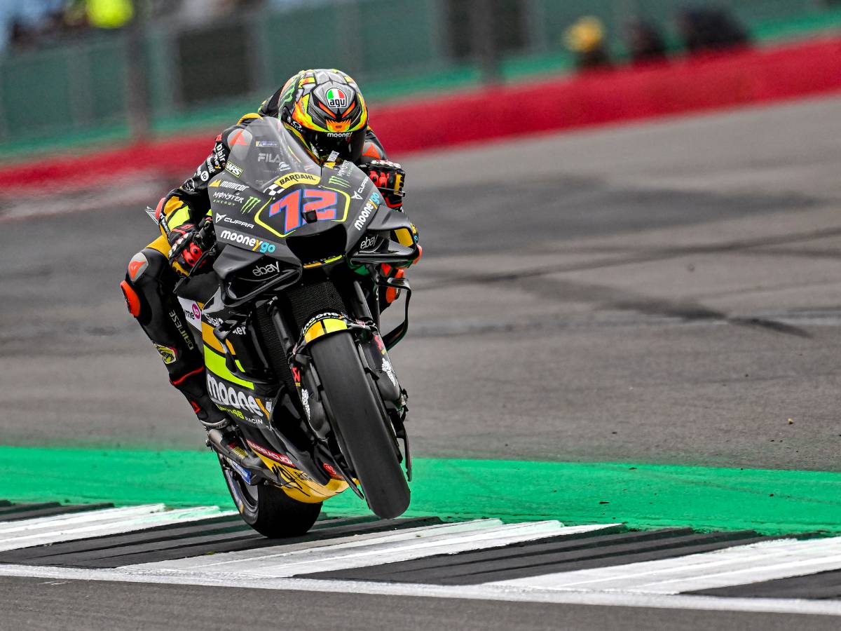 Marco Bezzecchi se lleva la ‘pole’ sobre mojado en Silverstone – MotoGP Gran Bretaña