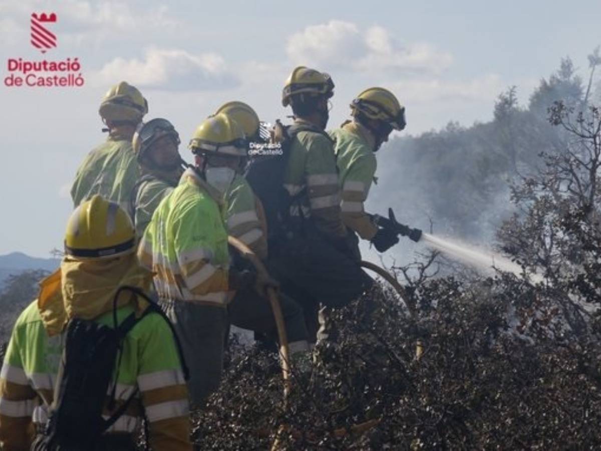 Incendio de vegetación en Peñíscola extinguido tras cierre de línea ferroviaria