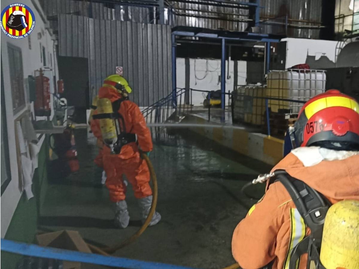 Bomberos detienen fuga de ácido acético en Paterna