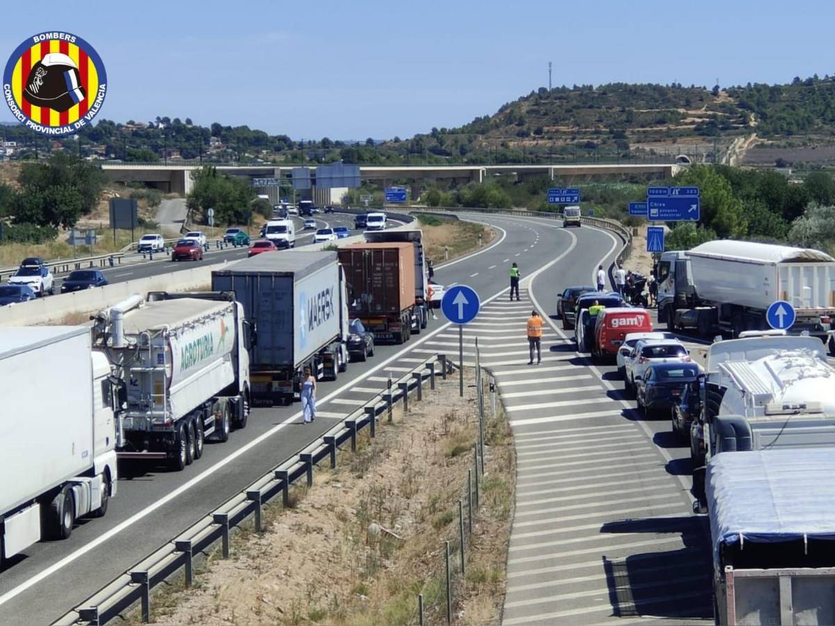 Sigue la búsqueda de dos reses tras volcar un camión en Buñol