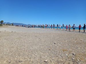 Varias cadenas humanas exigen la regeneración de la playa con soluciones «durables» y «sostenibles» en la Comunitat