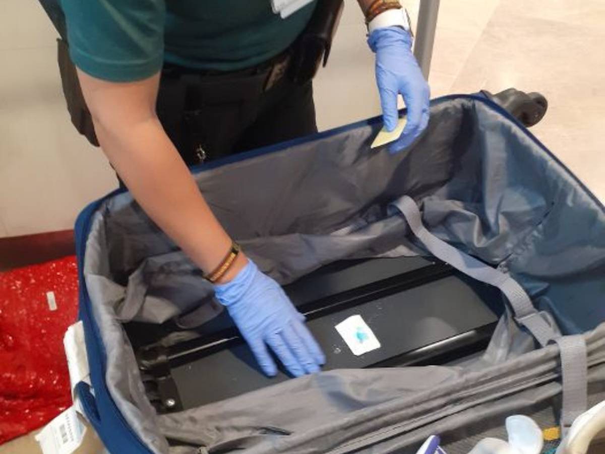 Detenido con casi seis kilos de cocaína en el aeropuerto de Valencia