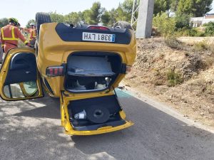 Roba un coche en un concesionario de Manises y lo vuelca