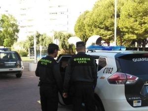 Embiste a la Guardia Civil de Almassora tras darle el alto