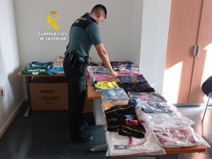 Interceptan transporte de ropa falsificada en Torreblanca