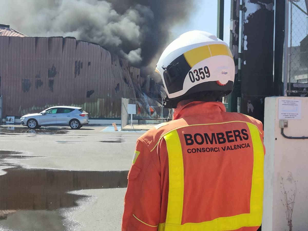 Incendio en una nave de químicos agrícolas en Guadasequies