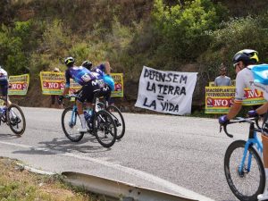 Las asociaciones contra la macroplantas fotovoltaicas, presentes en La Vuelta