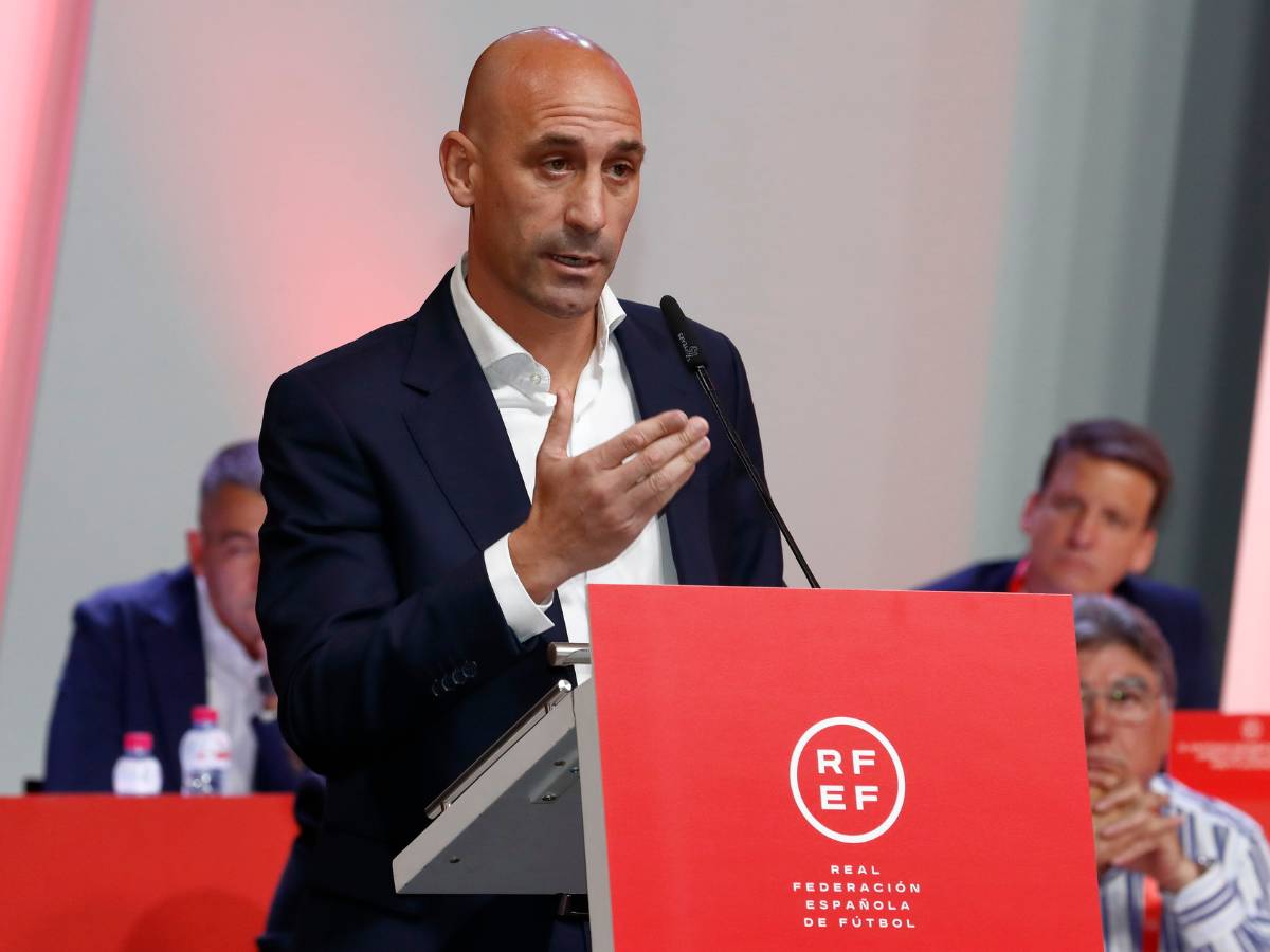 Luis Rubiales suspendido por la FIFA