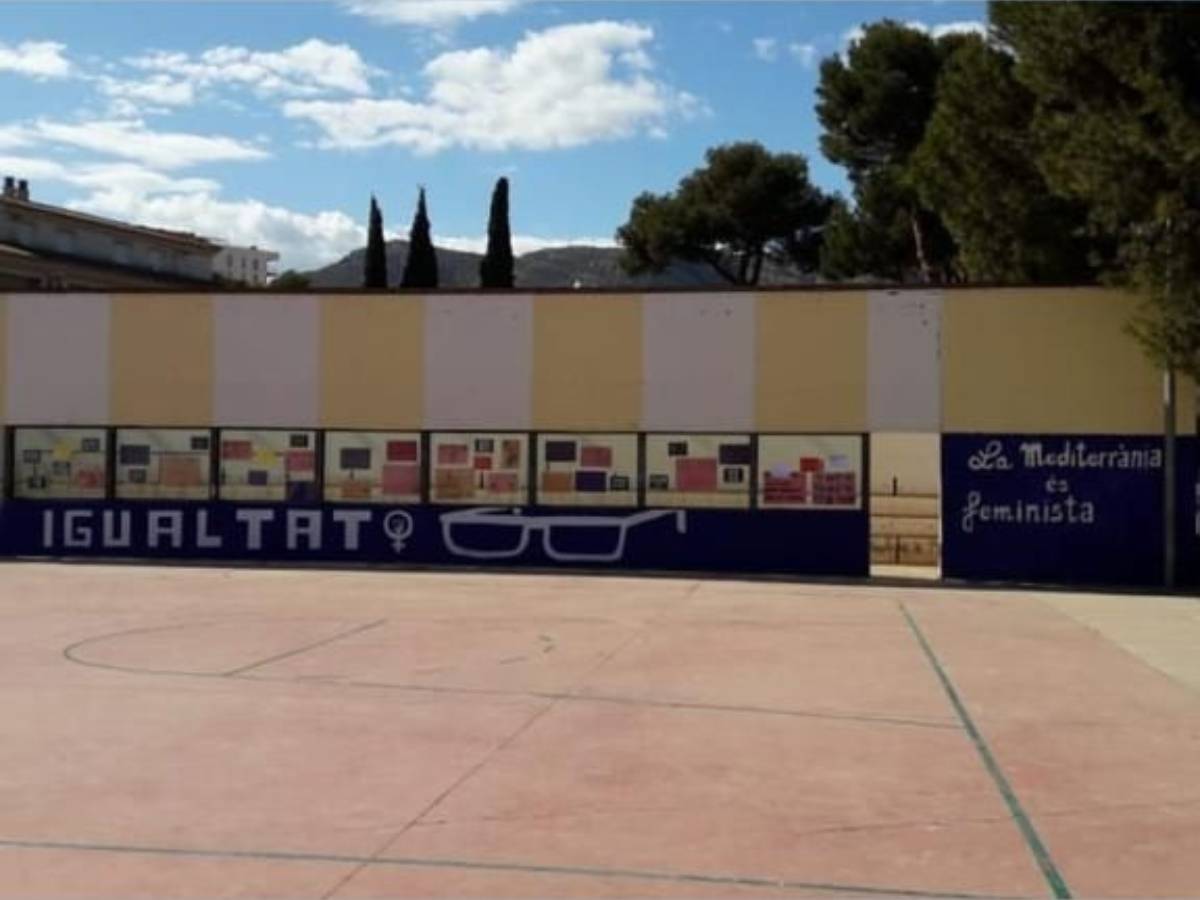 Oropesa: El PSPV denuncia la eliminación «por decisión de VOX» de un mural por la igualdad en un colegio