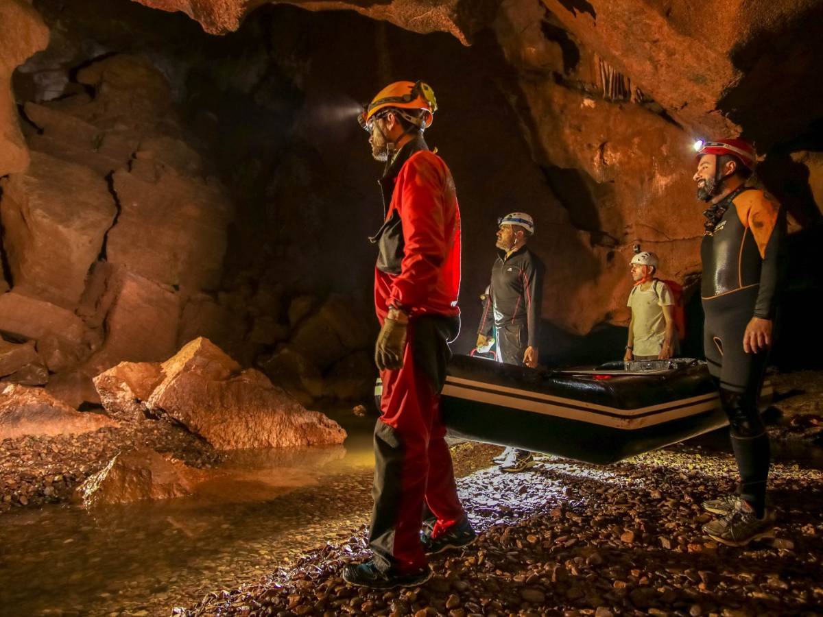 Bombero espeleólogo descubre nueva sala en las Cuevas de San José en la Vall d´Uixó – Castellón