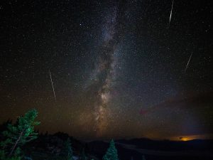 Más Perseidas y un eclipse total de Sol