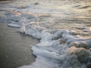 La Guardia Civil salva a un joven en la playa de Burriana