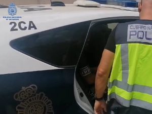 Un cliente habitual apuñala en la espalda, nuca y cuello a un camarero en Valencia por pedirle que abonara la cuenta