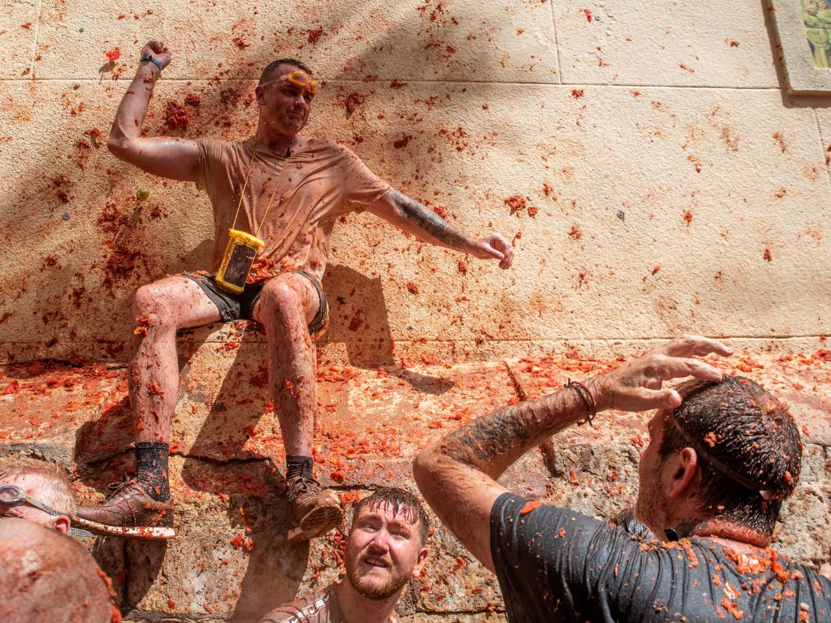 La organización de la Tomatina exige a fotógrafos la cesión gratuita de sus imágenes