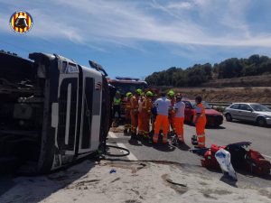 Herido en el vuelco de un camión en la AP-7 en Sagunto