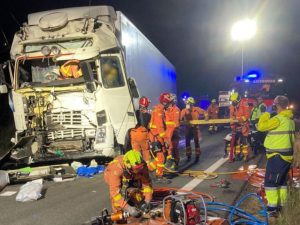 Herido un conductor en el accidente entre dos camiones en la A-35