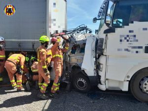 Dos heridos en un accidente entre dos camiones y un coche