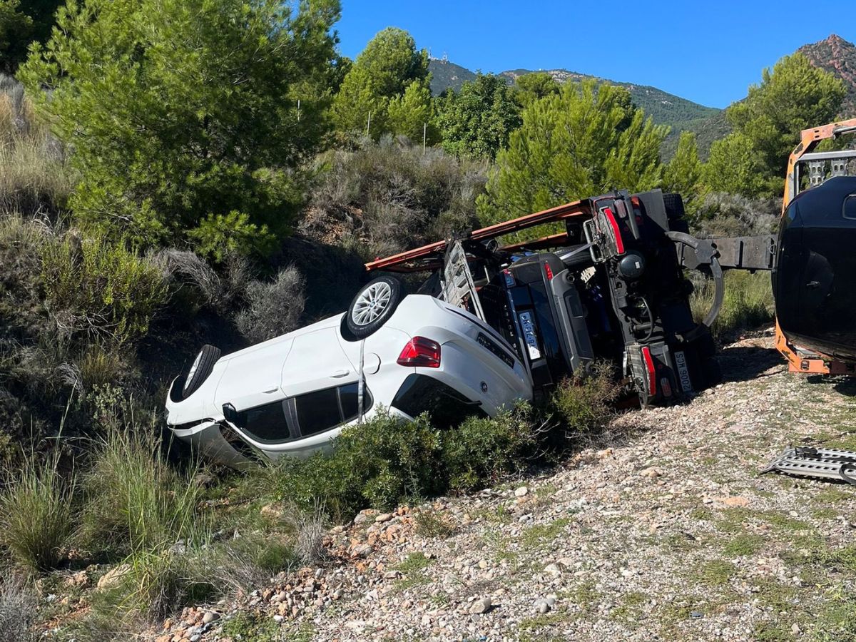 Vuelca un camión de coches en la AP-7 en Benicàssim