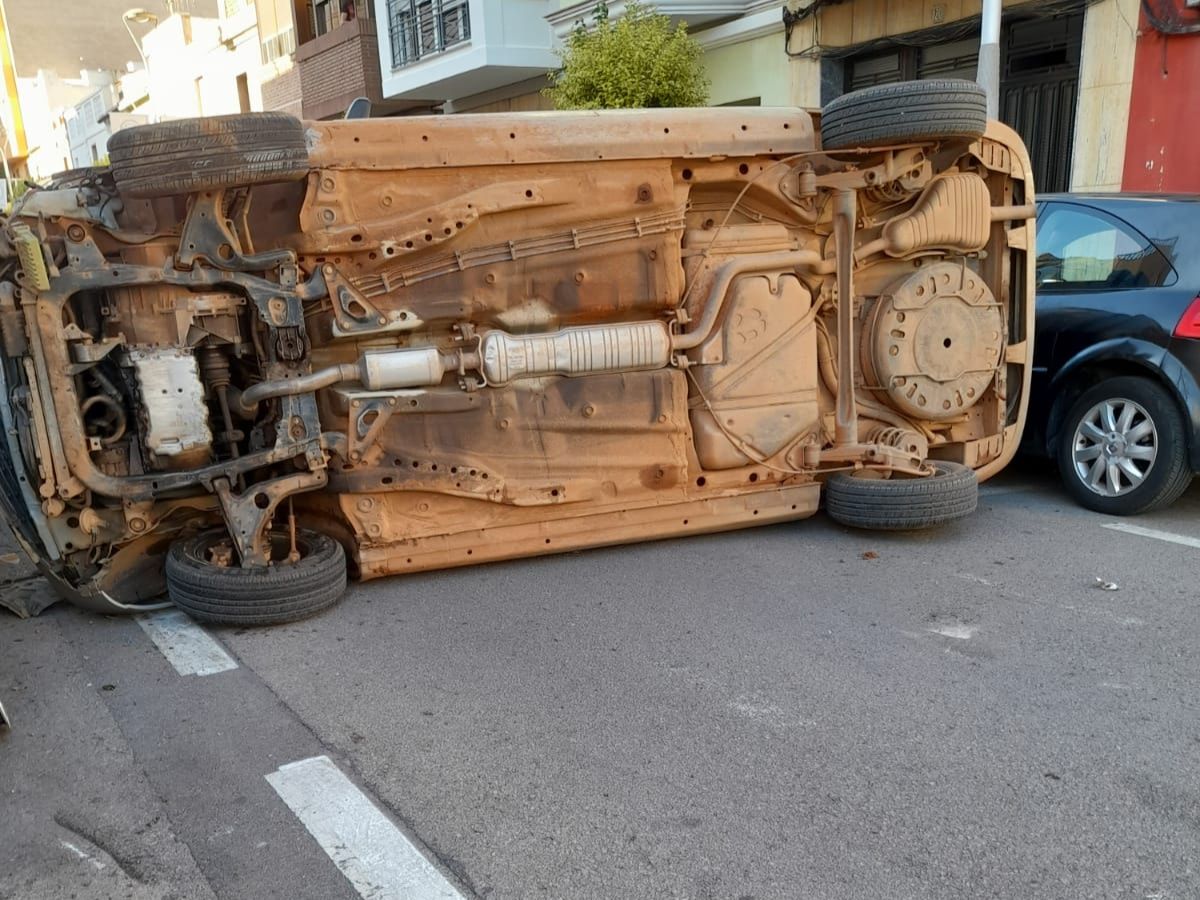 Dos personas heridas tras volcar un coche en Vila-real