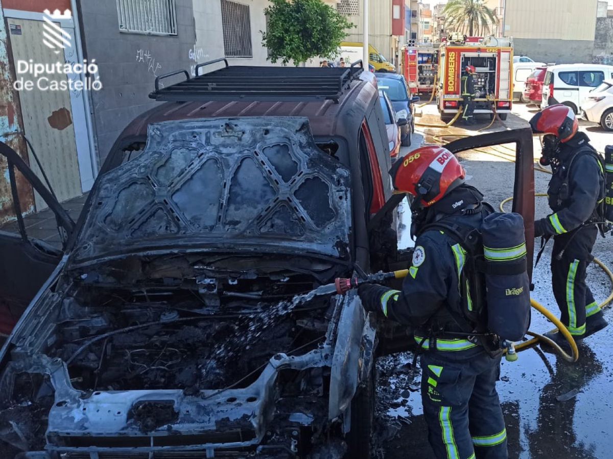 Extraños incendios de un coche y contenedores en Benicarló